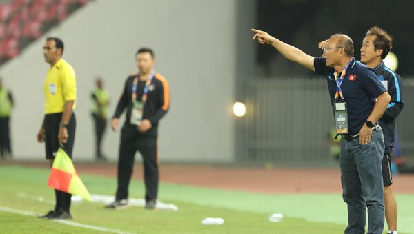 HLV Park Hang Seo chỉ đạo trận đấu từ khu kỹ thuật. - Sputnik Việt Nam