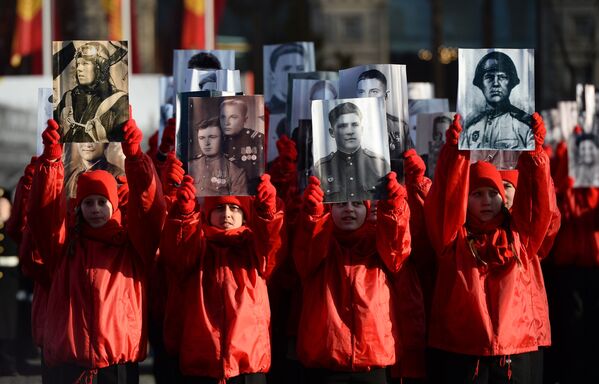 Những người tham gia diễu hành trọng thể (Trung đoàn bất tử”) kỷ niệm cuộc diễu hành huyền thoại 7 tháng 11 năm 1941 trên Quảng trường Đỏ Moskva - Sputnik Việt Nam