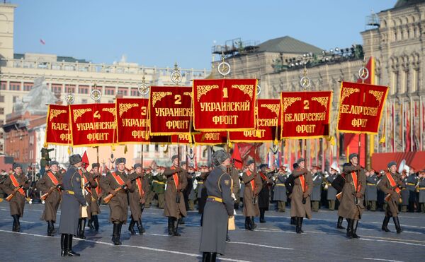 Những người tham gia diễu hành trọng thể kỷ niệm cuộc duyệt binh huyền thoại ngày 7 tháng 11 năm 1941 trên Quảng trường Đỏ ở Moskva - Sputnik Việt Nam