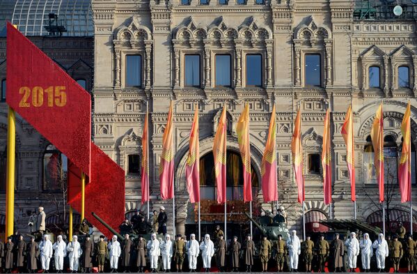 Những người lính trên Quảng trường Đỏ ở Moskva trong diễu hành long trọng kỷ niệm cuộc duyệt binh huyền thoại ngày 7 tháng 11 năm 1941 - Sputnik Việt Nam