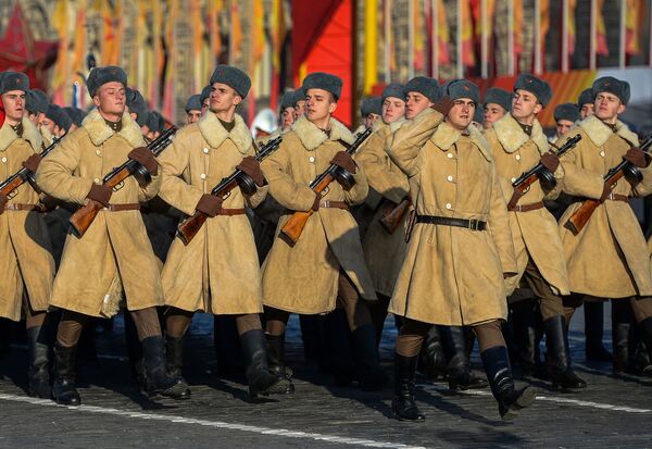 Những người lính trên Quảng trường Đỏ ở Moskva trong diễu hành long trọng kỷ niệm cuộc duyệt binh huyền thoại ngày 7 tháng 11 năm 1941 - Sputnik Việt Nam