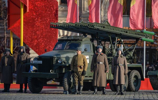Những người tham gia diễu hành trọng thể kỷ niệm cuộc duyệt binh huyền thoại ngày 7 tháng 11 năm 1941 trên xe pháo binh BM 13 thời Thế chiến II tại Quảng trường Đỏ ở Moskva - Sputnik Việt Nam