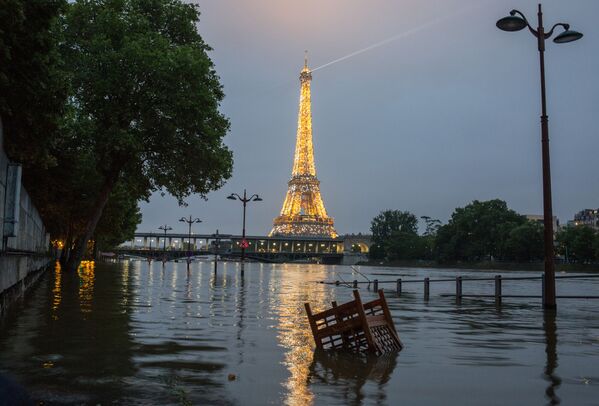 Tháp Eiffel và bờ kè sông Seine trong trận lụt ở Paris, tháng 6 năm 2016 - Sputnik Việt Nam