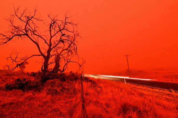 Xa lộ trong khói lửa cháy rừng ở ngoại ô Cooma, Australia, năm 2020 - Sputnik Việt Nam