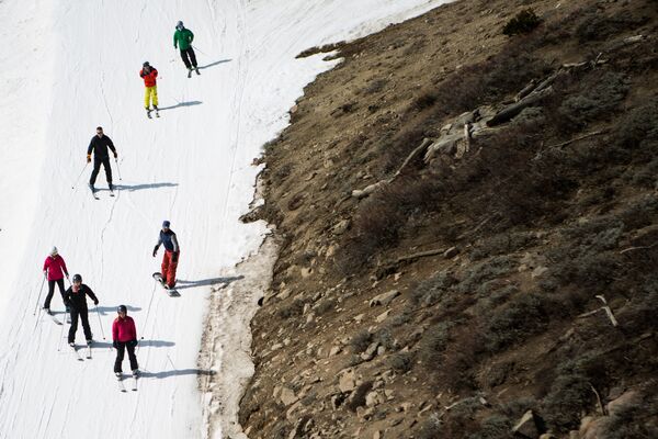 Trượt tuyết tại khu nghỉ dưỡng Squaw Valley Ski, California, rất ít tuyết rơi do hạn hán, năm 2015 - Sputnik Việt Nam