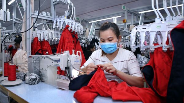 Dây chuyền sản xuất hàng may mặc xuất khẩu tại Công ty TNHH May Accasette Garment, vốn đầu tư của Đài Loan (Trung Quốc), tại khu công nghiệp Sóng Thần 3 - Sputnik Việt Nam