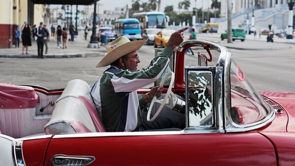 Người dân Cuba trên đường phố trong khu vực «Havana Cổ» - Sputnik Việt Nam