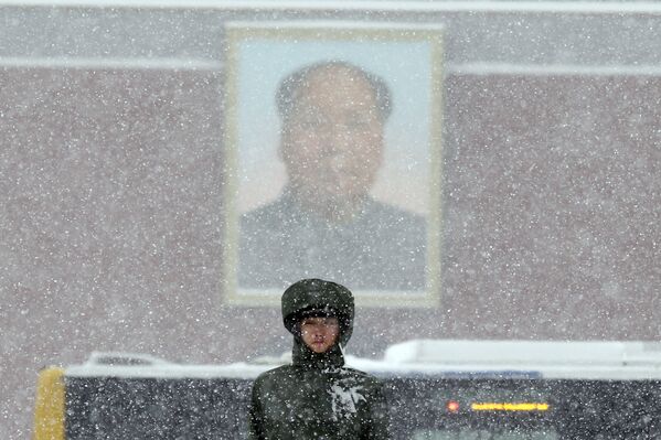 Viên cảnh sát Trung Quốc trên Quảng trường Thiên An Môn ở Bắc Kinh trong lúc tuyết rơi - Sputnik Việt Nam