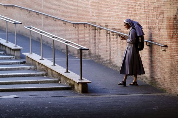 Một nữ tu với chiếc điện thoại gần Vatican, Rome - Sputnik Việt Nam