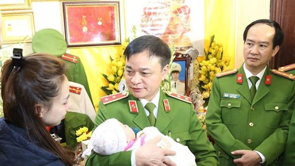 Trung tướng Phạm Quốc Cương (giữa) thăm hỏi gia đình các liệt sĩ. - Sputnik Việt Nam