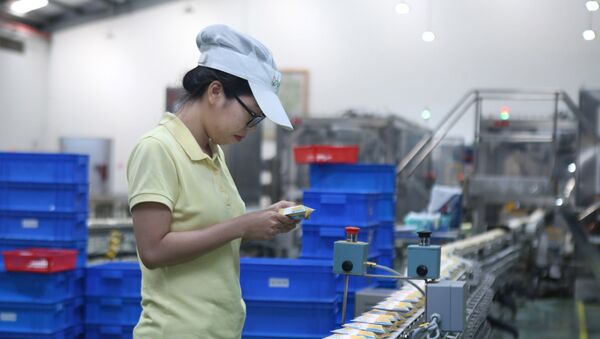 Dây chuyền sản xuất và đóng gói tự động tại Nhà máy sữa đậu nành Vinasoy Bình Dương (Công ty Sữa Đậu nành Việt Nam). - Sputnik Việt Nam