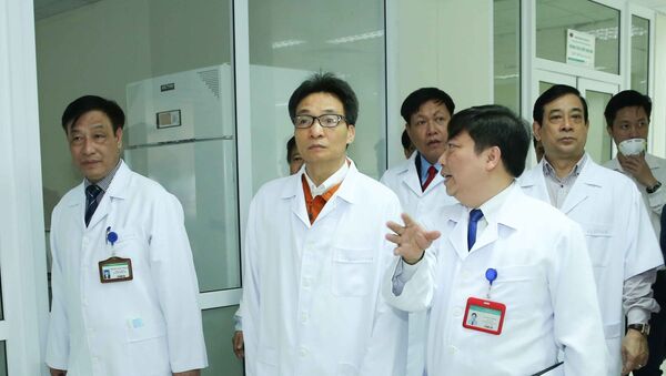 Phó Thủ tướng Vũ Đức Đam kiểm trakiểm tra công tác chuẩn bị sẵn sàng cách ly, điều trị người bị viêm hô hấp cấp do virus Corona (nCoV), tại Bệnh viện Bệnh nhiệt đới Trung ương. - Sputnik Việt Nam