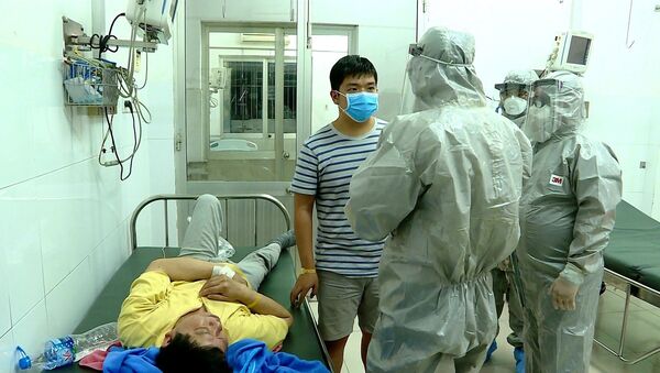 Đoàn công tác của Bộ Y tế thực hiện các biện pháp nghiệp vụ với bệnh nhân dương tính với virus nCoV - Sputnik Việt Nam