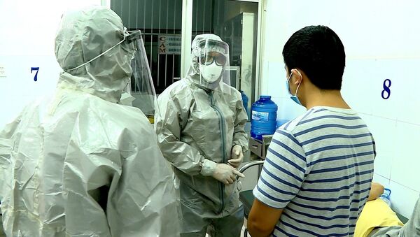 Đoàn công tác của Bộ Y tế thực hiện các biện pháp nghiệp vụ với bệnh nhân dương tính với virus nCoV.  - Sputnik Việt Nam