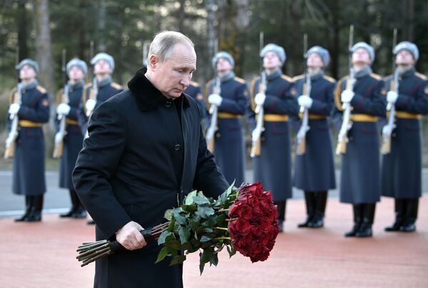 Tổng thống Vladimir Putin đặt hoa tại tượng đài tưởng nhớ những người lính trong Chiến tranh Vệ quốc Vĩ đại - Sputnik Việt Nam