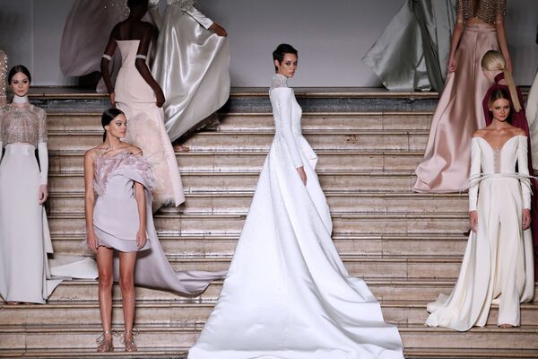 Các người mẫu trình diễn bộ sưu tập của Antonio Grimaldi tại Tuần lễ thời trang Paris - Sputnik Việt Nam