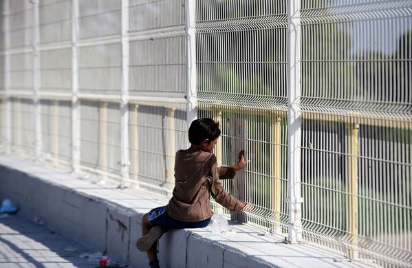 Những người di cư gốc Honduras chờ qua cầu biên giới quốc tế từ biên giới Guatemala và Mexico - Sputnik Việt Nam