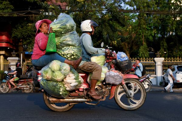 Người dân địa phương chuyên chở rau ở Phnom Penh, Campuchia - Sputnik Việt Nam