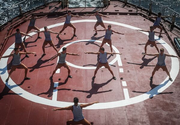 Các học viên trường quân sự tập thể dục trên tàu nghiên cứu Đô đốc Vladimirsky - Sputnik Việt Nam