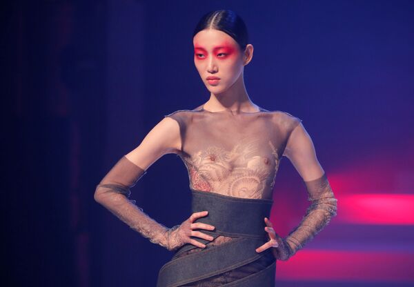Người mẫu trong buổi trình diễn chung kết của nhà thiết kế thời trang Jean Paul Gaultier tại Tuần lễ thời trang Paris - Sputnik Việt Nam