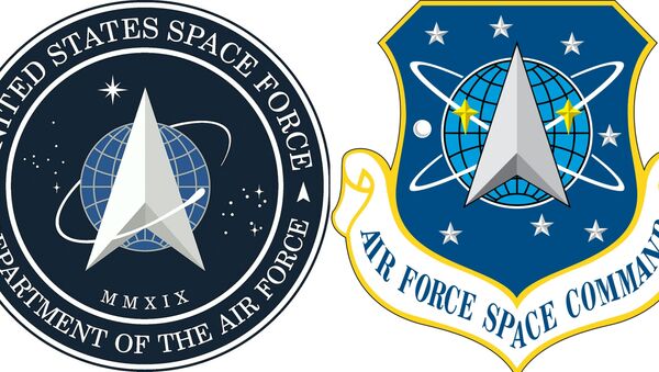 Logo mới của Lực lượng Không gian Hoa Kỳ, được thành lập vào ngày 20 tháng 12 năm 2019 và logo của Bộ Tư lệnh Không gian Không quân Hoa Kỳ tồn tại từ năm 1982 đến 2019 - Sputnik Việt Nam