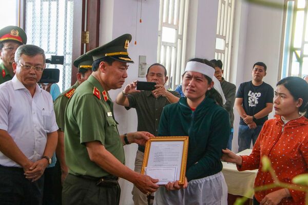 Thăng quân hàm cho Đại uý Công an ở Cần Thơ hy sinh khi làm nhiệm vụ Thăng quân hàm cho Đại uý Công an ở Cần Thơ hy sinh khi làm nhiệm vụ - Sputnik Việt Nam