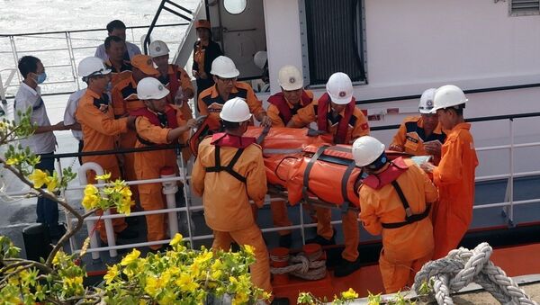 Đưa nạn nhân từ tàu SAR 412 lên bờ tại Đà Nẵng - Sputnik Việt Nam