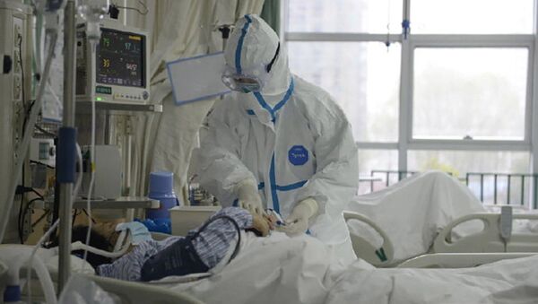 Медперсонал и пациент в Центральной больнице Уханя, Китай - Sputnik Việt Nam