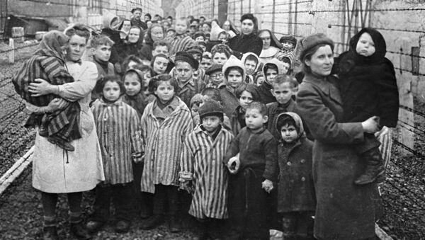 Các bác sĩ Liên Xô và đại diện Hội Chữ thập đỏ giữa các tù nhân ở Auschwitz trong những giờ phút đầu tiên khi trại được giải phóng. - Sputnik Việt Nam