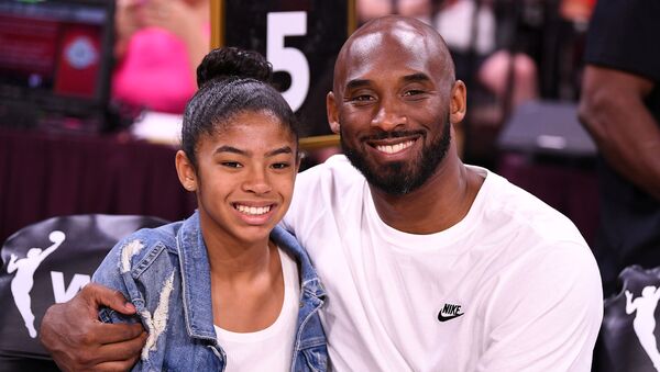 Kobe Bryant được chụp hình cùng con gái Gianna tại WNBA All Star Game tại Trung tâm sự kiện Vịnh Mandalay ngày 27 tháng 7 năm 2019. - Sputnik Việt Nam