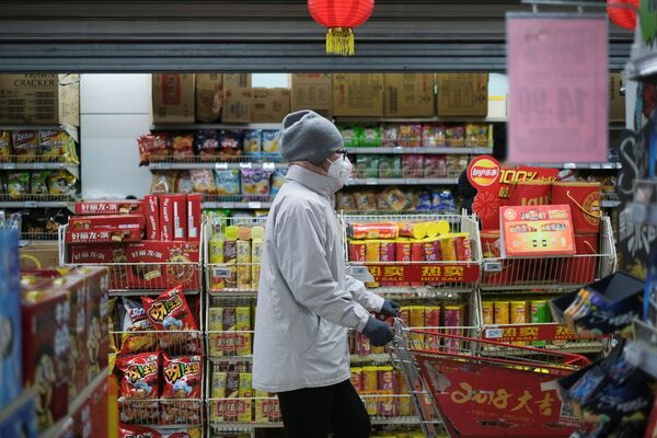 Người phụ nữ đeo khẩu trang trong một siêu thị Trung Quốc  - Sputnik Việt Nam
