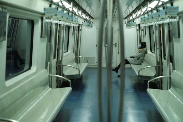 Cô gái đeo khẩu trang trong tàu điện ngầm ở Bắc Kinh  - Sputnik Việt Nam