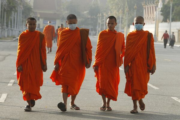 Tăng lữ Phật giáo đeo khẩu trang ở Campuchia - Sputnik Việt Nam