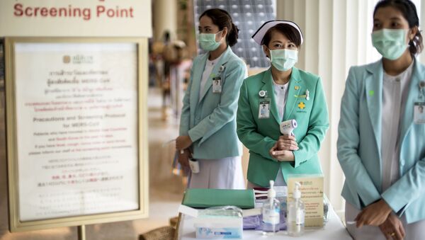 Các thành viên của nhân viên y tế đeo khẩu trang bảo vệ để chuẩn bị cho sự bùng phát của virus MERS tại một bệnh viện tư nhân ở Bangkok - Sputnik Việt Nam