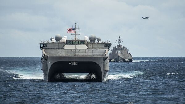 Hai tàu USS Montgomery và USNS Millinocket cùng trực thăng MH-60S Sea Hawk tại Biển Đông - Sputnik Việt Nam