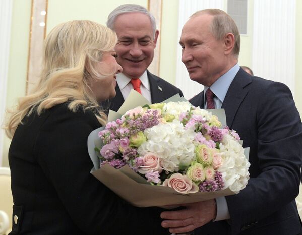 Tổng thống Vladimir Putin, Thủ tướng Israel Benjamin Netanyahu cùng phu nhân Sara trong cuộc gặp - Sputnik Việt Nam