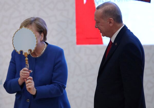 Bà Angela Merkel nhận quà của ông Recep Erdogan  - Sputnik Việt Nam