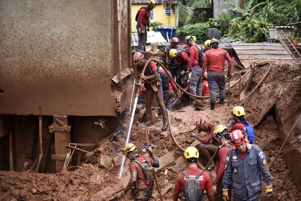 Lính cứu hỏa tìm kiếm người mất tích do sạt lở đất ở Vila Bernadette, Belo Horizonte, bang Minas Gerais, Brazil - Sputnik Việt Nam