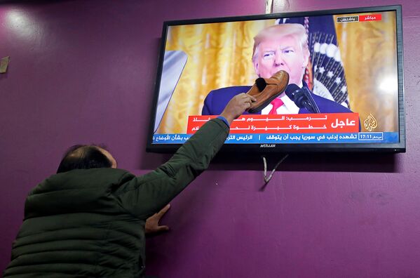 Một người Palestine dí giày lên màn hình TV, khi Donald Trump nói về kế hoạch định cư Trung Đông  - Sputnik Việt Nam