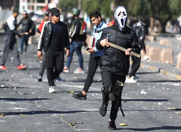 Những người tham gia biểu tình chống chính phủ tại Quảng trường Al Hilani ở Baghdad - Sputnik Việt Nam
