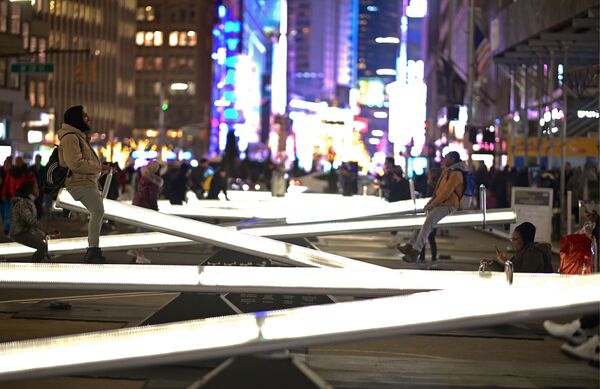Mọi người chơi đu quay phát sáng trên đường Broadway gần Time Square ở New York - Sputnik Việt Nam