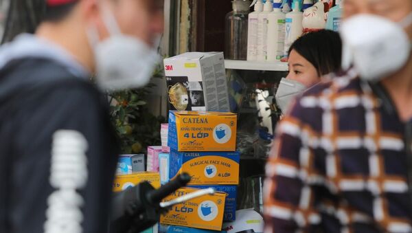 Nhiều loại khẩu trang y tế giá ngày thường chỉ 30.000 - 40.000 đồng một hộp, nhưng hiện được bán tăng giá gấp 2-3 lần, lên 70.000 - 90.000 đồng - Sputnik Việt Nam