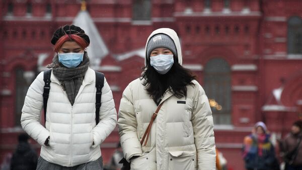 Khách du lịch nước ngoài trong mặt nạ bảo vệ trên Quảng trường Đỏ ở Moscow - Sputnik Việt Nam