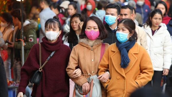 Nhiều người đã có ý thức đeo khẩu trang y tế ở những chỗ đông người (ảnh chụp tại Phủ Tây Hồ, Hà Nội sáng 30/1/2020) - Sputnik Việt Nam