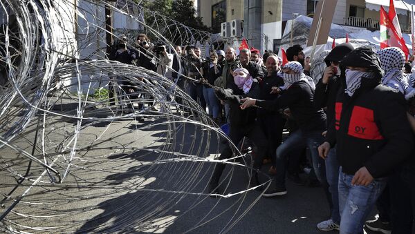Hoạt động phản đối đang diễn ra trước toà Đại sứ quán Mỹ ở ngoại ô thủ đô Beirut của Lebanon - Sputnik Việt Nam