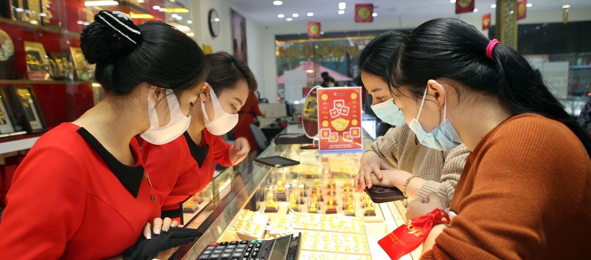 Người dân và nhân viên đều đeo khẩu trang trong khi giao dịch tại Trung tâm vàng bạc trang sức DOJI, số 209 Xã Đàn (Hà Nội). - Sputnik Việt Nam, 1920, 03.02.2020