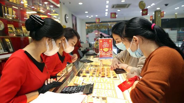 Người dân và nhân viên đều đeo khẩu trang trong khi giao dịch tại Trung tâm vàng bạc trang sức DOJI, số 209 Xã Đàn (Hà Nội). - Sputnik Việt Nam