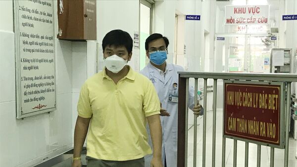 Bệnh nhân Li Zichao (28 tuổi, quốc tịch Trung Quốc) xuất viện ngày 4/2. - Sputnik Việt Nam
