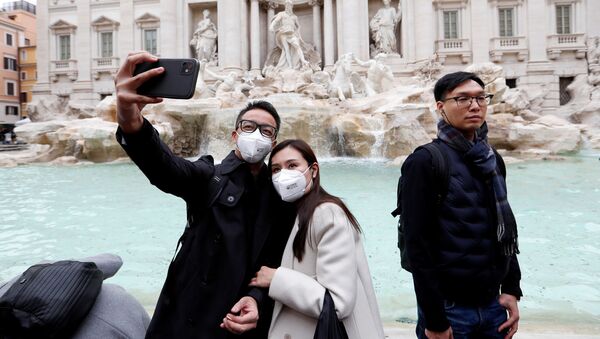 Khách du lịch đeo khẩu trang chụp ảnh selfie ở Rome - Sputnik Việt Nam