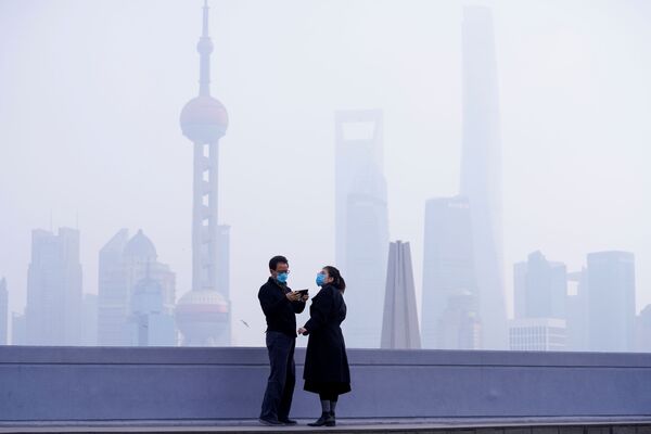 Những người đeo khẩu trang trên cầu với cảnh nền khu tài chính Pudong ở Thượng Hải, Trung Quốc - Sputnik Việt Nam